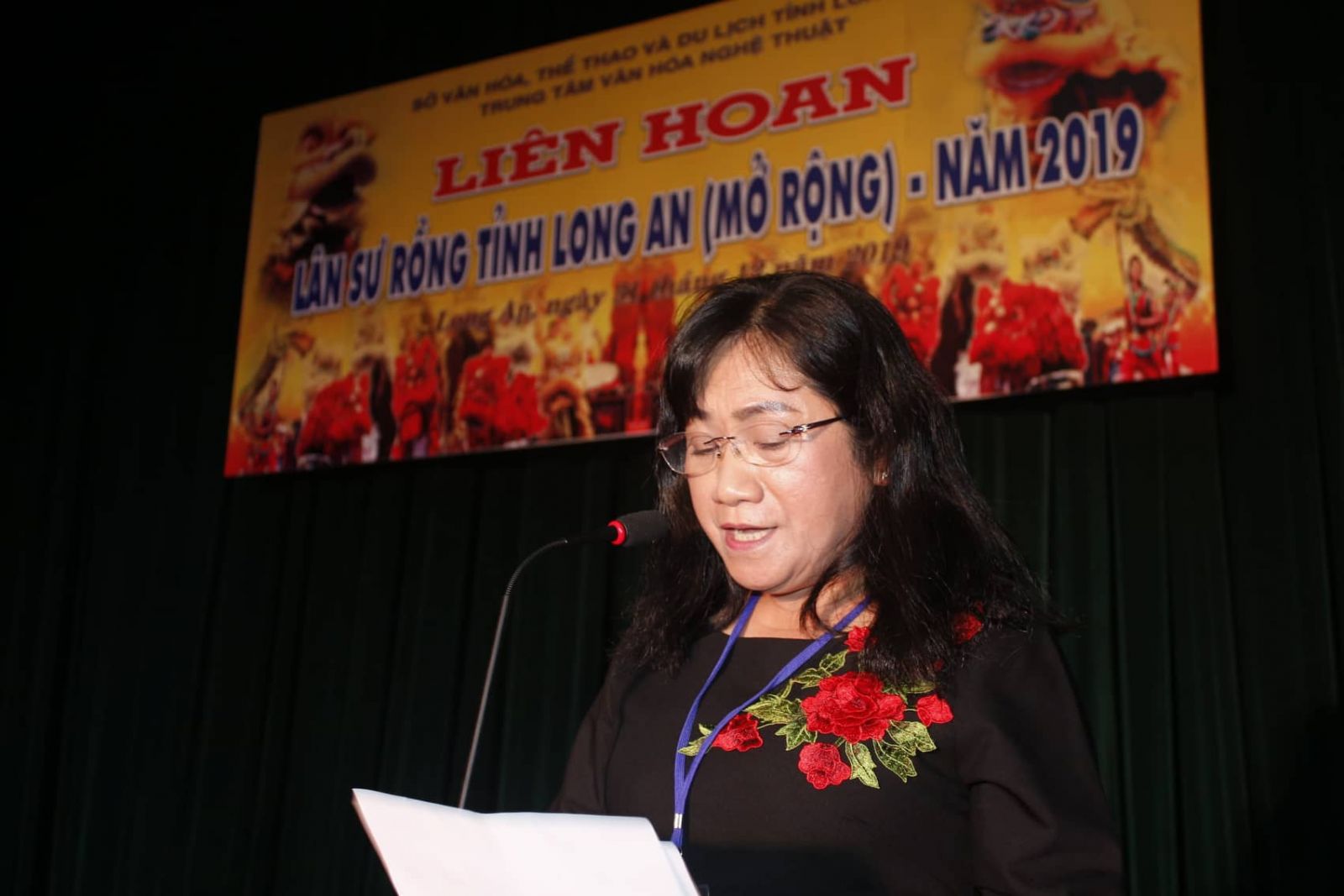 Deputy Director of the Provincial Center for Culture and Arts - Dang Thi Uyen Phuong speaks at the festival