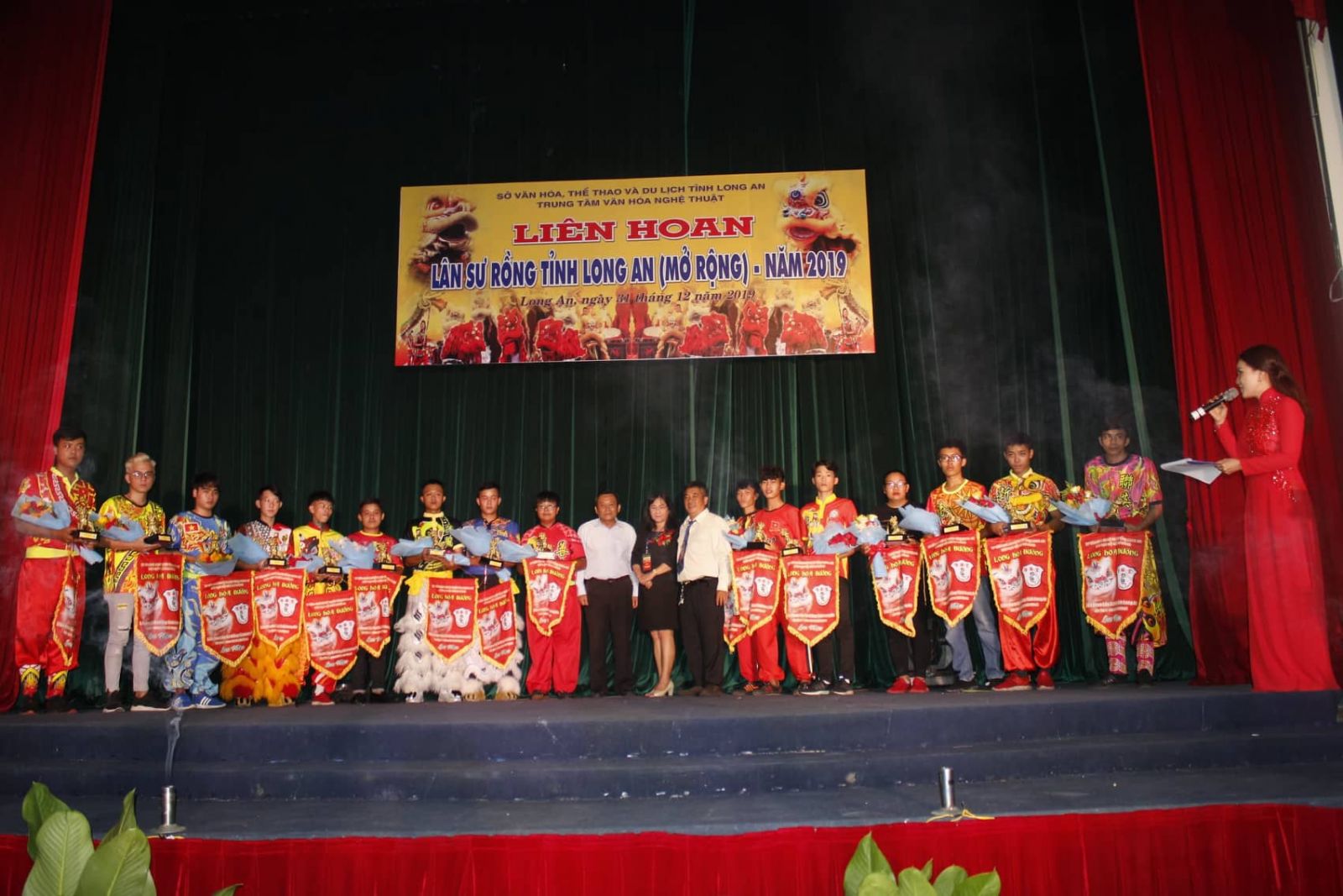 The organizers awarded flags, medals and flowers to 20 lion dance delegations participating in the festival