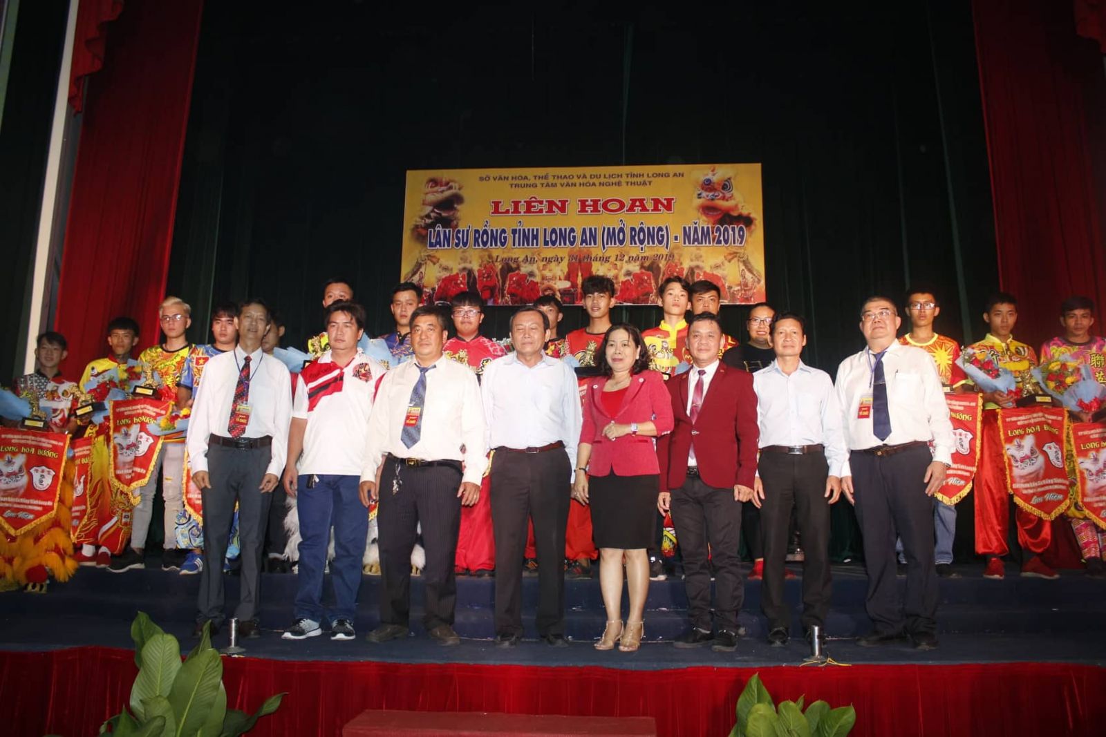 The organizers took souvenir photos with 20 lion dance delegations joining the festival