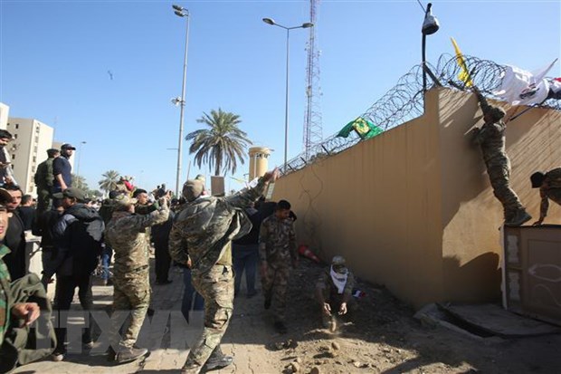 Các tay súng thuộc nhóm phiến quân Hashd al-Shaabi biểu tình bên ngoài sứ quán Mỹ ở Baghdad, Iraq ngày 31/12/2019. (Nguồn: AFP/TTXVN)