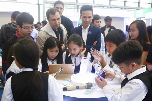 Students at a booth during Techday 2019 in Hanoi on November 21, 2019 (Photo: VNA)