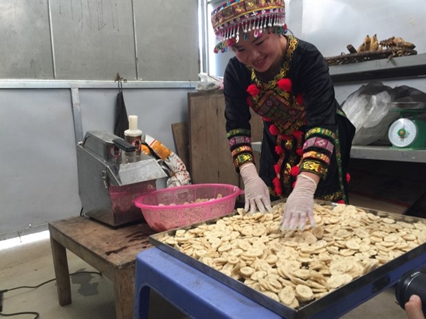 Making dried bananas in Vi Huong commune, an OCOP product of Bach Thong district, Bac Kan province. (Photo: VNA)