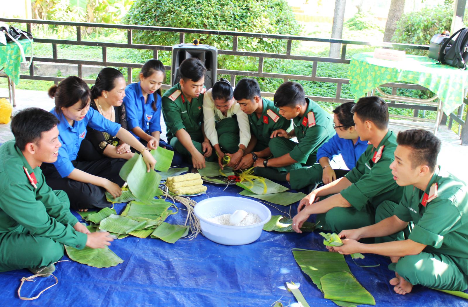 Competition for making cylindric glutinous rice cake