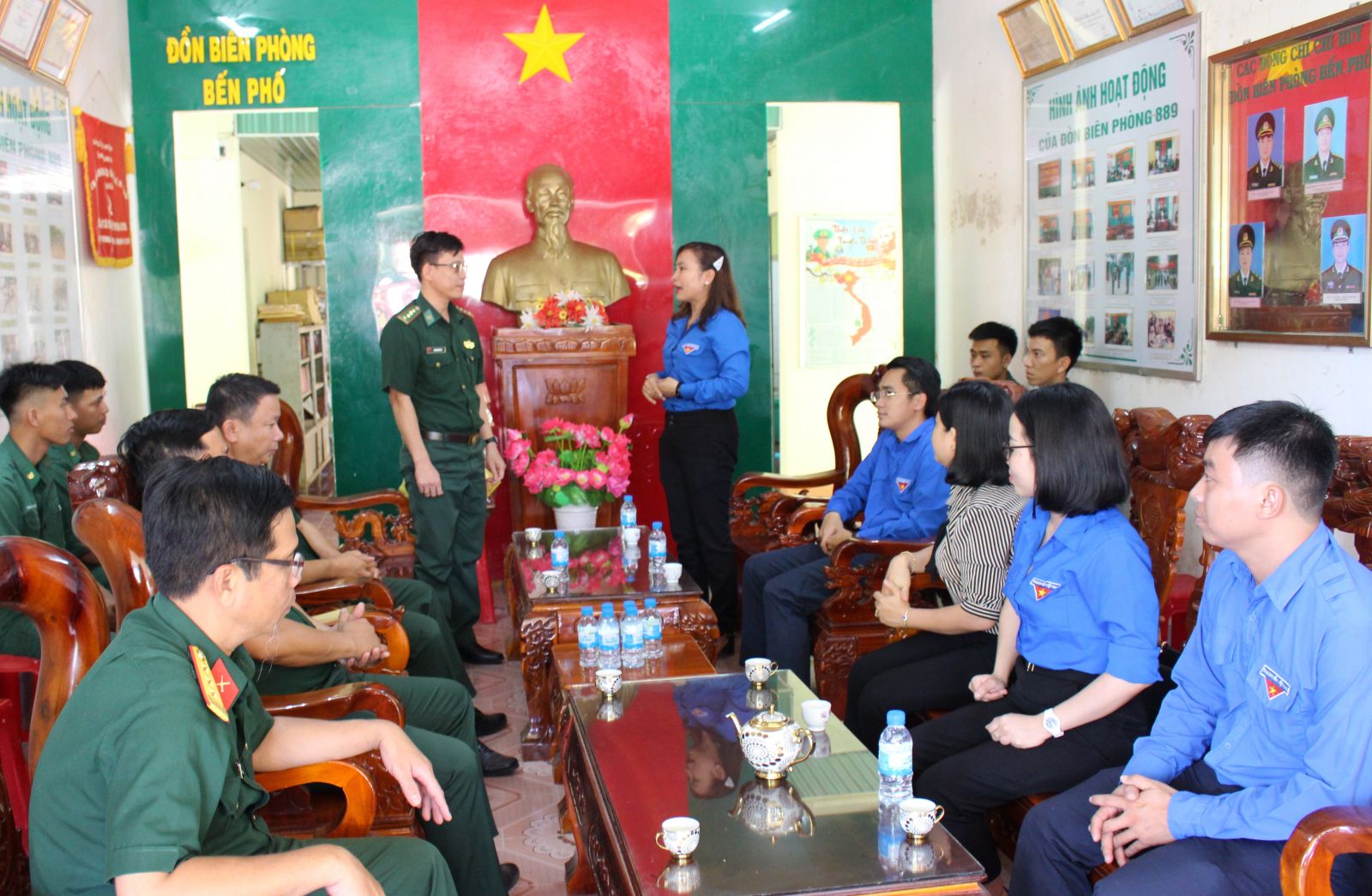 Ben Pho Border Guard Station is visited and given gifts 