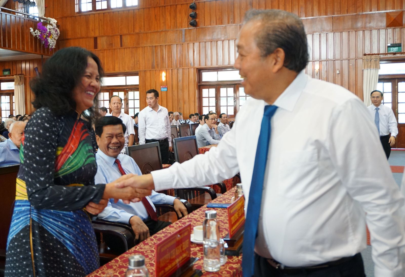 Standing Deputy Prime Minister - Truong Hoa Binh attends the meeting and meets delegates