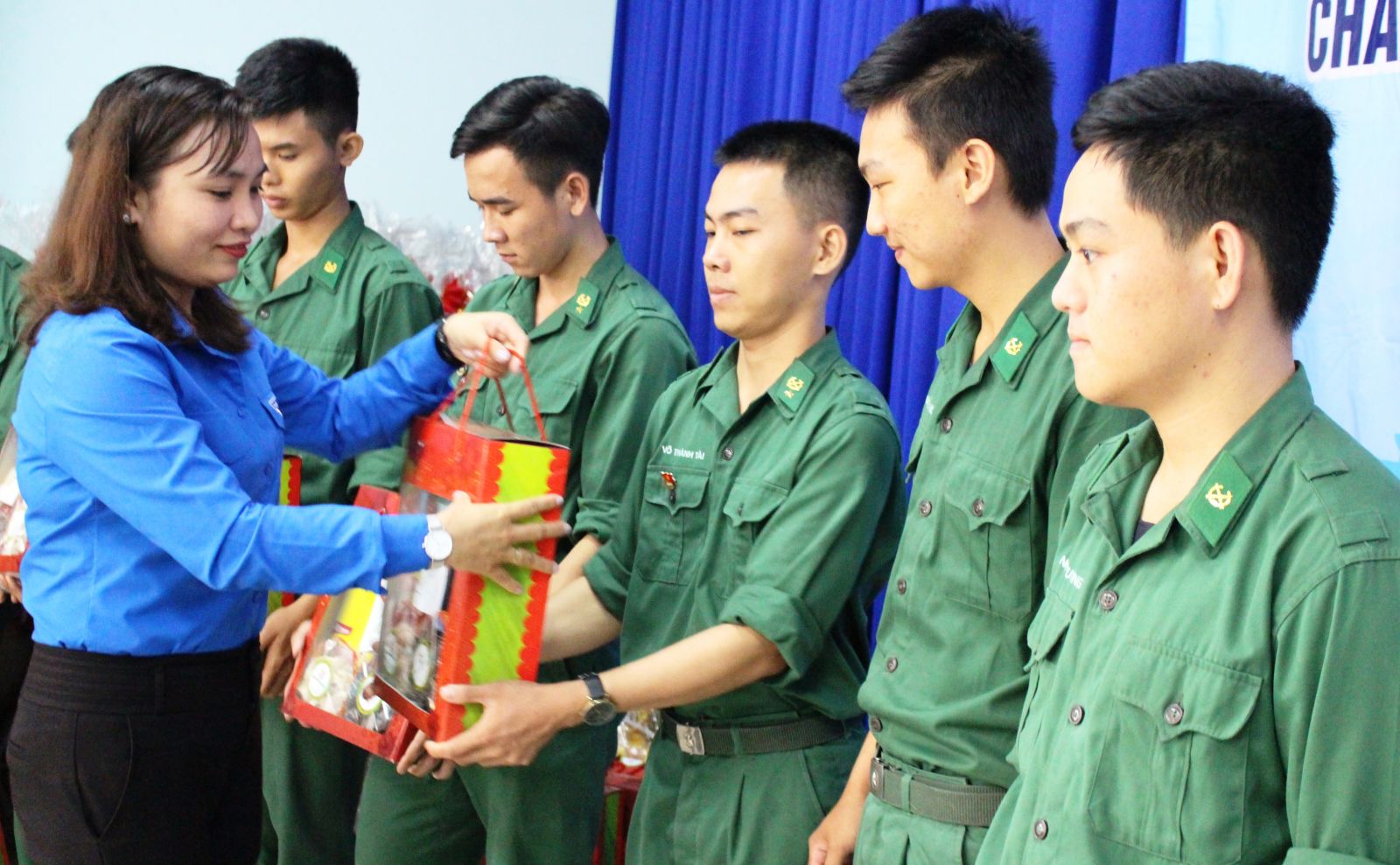 Deputy Secretary of Long An Youth Union - Le Thi Cam Tu presents gifts to disadvantaged soldiers