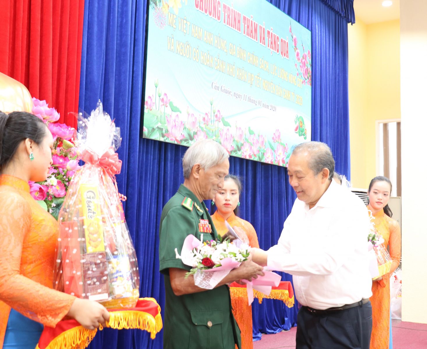 Standing Deputy Prime Minister - Truong Hoa Binh presents gifts to Hero of the armed forces