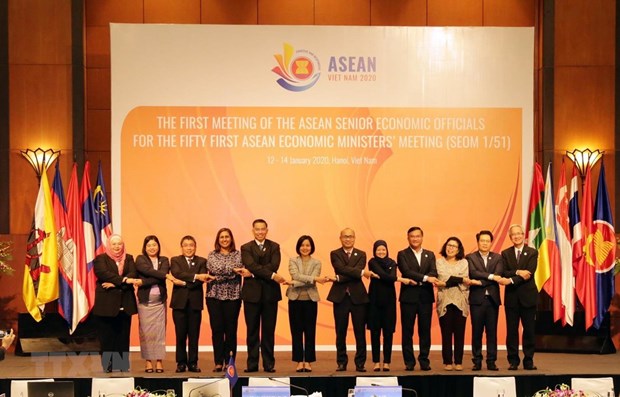 Delegates to the first meeting of the ASEAN Senior Economic Officials for the 51st ASEAN Economic Minister’ Meeting (SEOM 1/51) pose for group photo. (Photo: VietnamPlus)