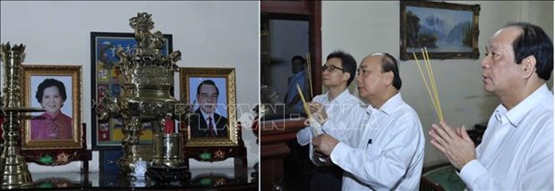 PM Nguyen Xuan Phuc and Deputy PM Vu Duc Dam on January 19 offer incenses and pay tribute to late PM Phan Van Khai at his private home. (Photo: VNA)