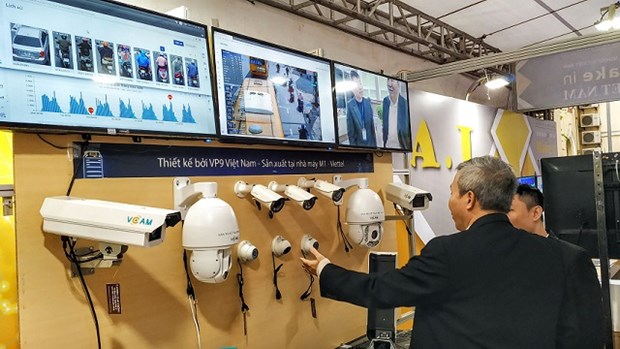 Visitors learn about AI-applied ICT services produced by a Vietnamese tech company at an ICT event in Hanoi. — (Photo: ictvietnam.vn )