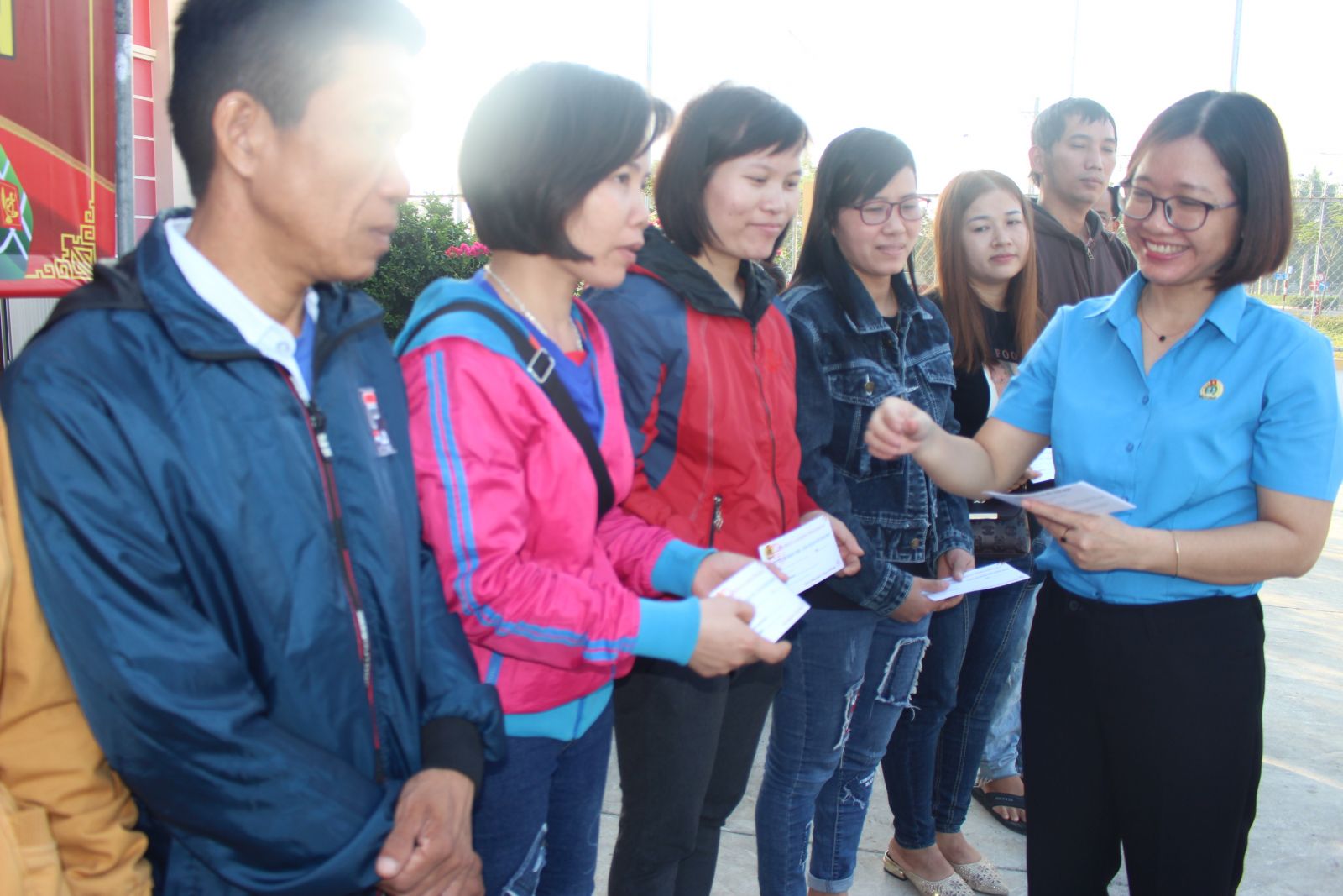 Vice Chairwoman of Long An Labor Federation - Pham Thi Quyen presents bus tickets to workers and laborers to return their hometown to welcome the Lunar New Year 2020 