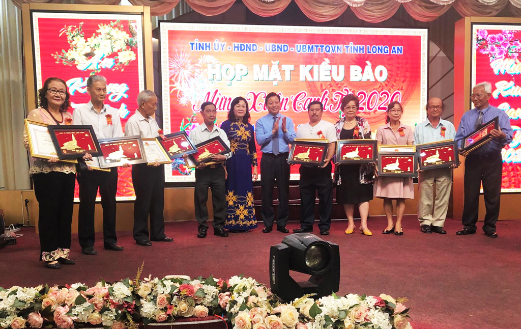 Overseas Vietnamese and their relatives receive the Certificate of Merit from the Provincial People's Committee