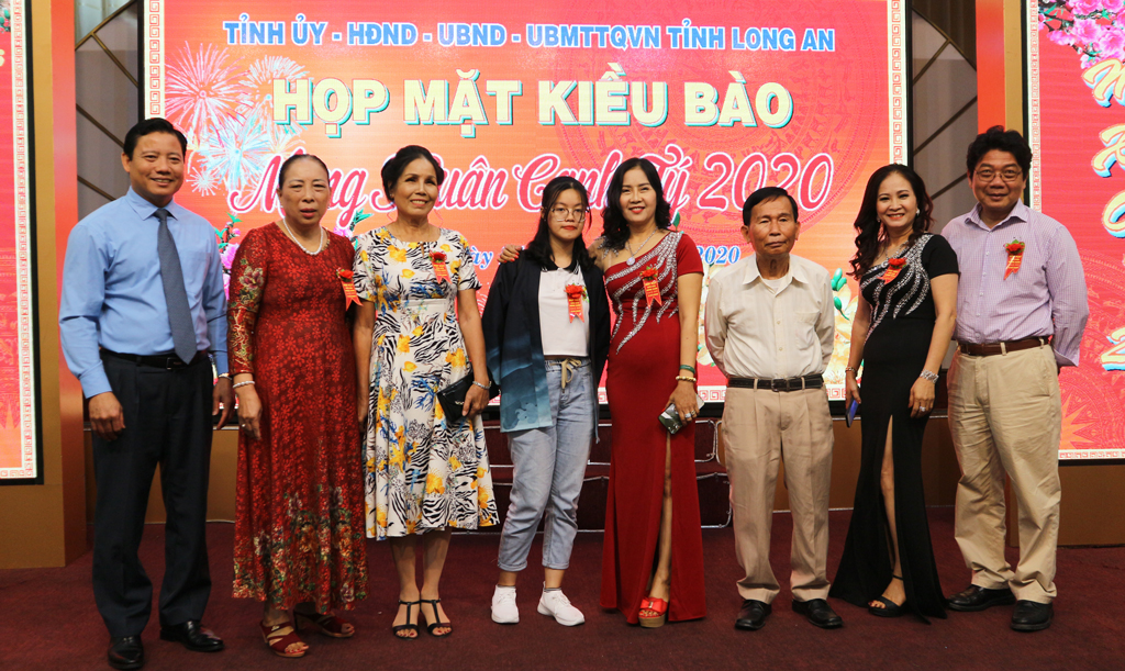 Overseas Vietnamese and their relatives take souvenir photos with provincial leaders