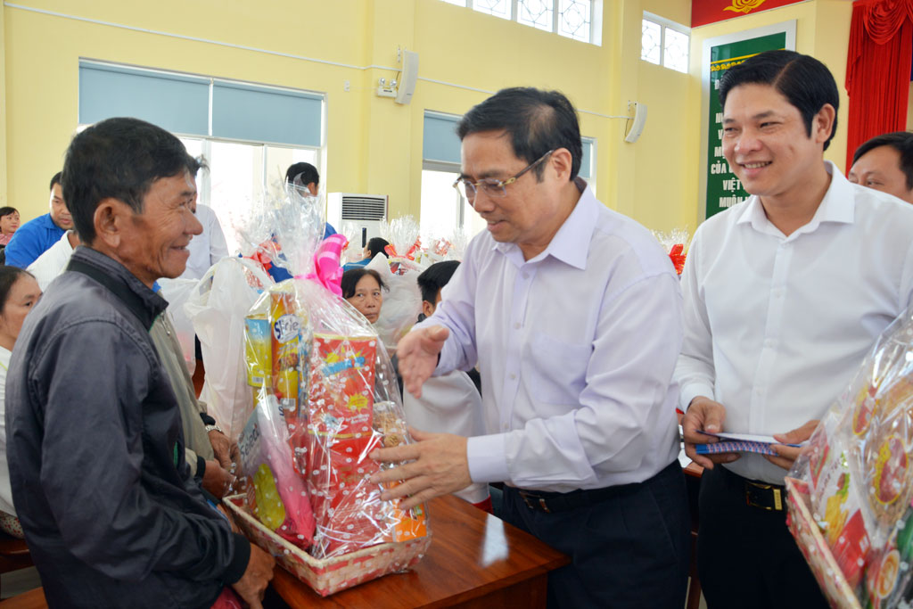 Head of Central Organization Committee - Pham Minh Chinh (middle) gives Tet gifts to policy beneficiary families and poor households. (Photo: Phuong Canh - That Huy)