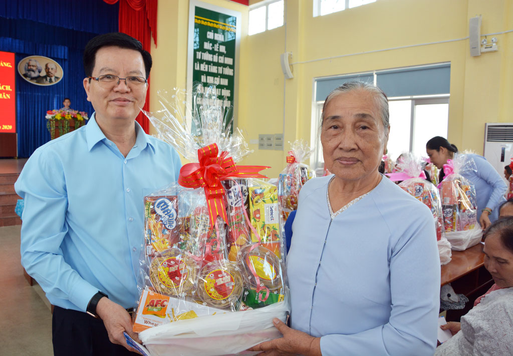 Deputy Head of the Central Organization Department - Mai Van Chinh (left) gives Tet gifts to policy beneficiary families and poor households. (Photo: Phuong Canh - That Huy)