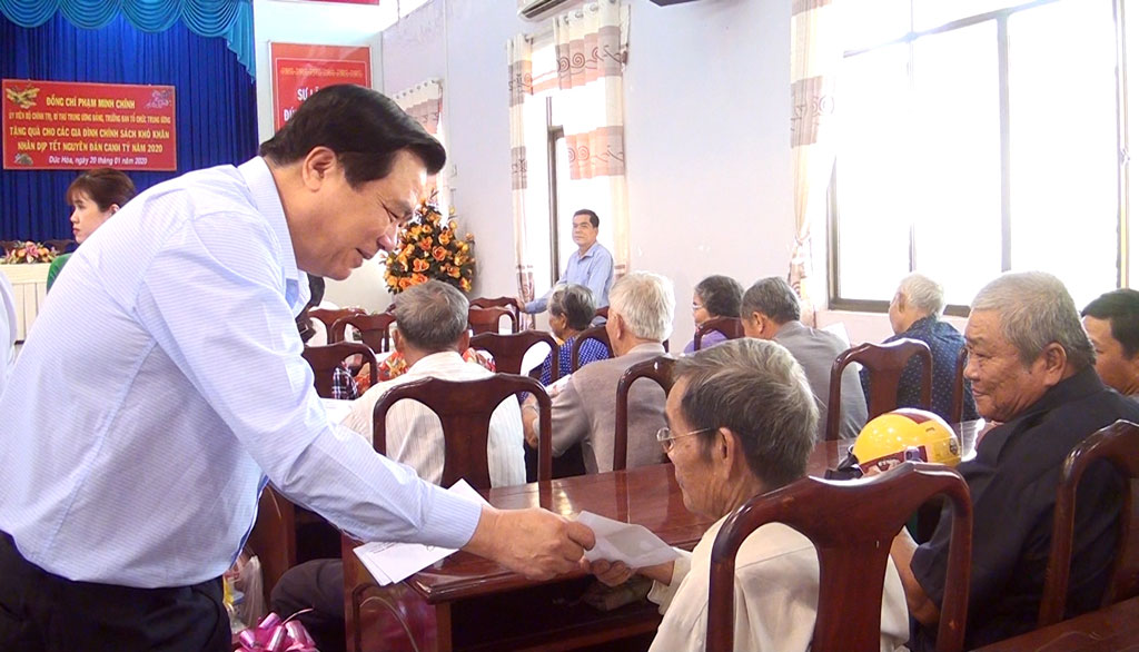 Secretary of Long An Provincial Party Committee - Pham Van Ranh presents Tet gifts to disadvantaged families in Duc Hoa district. (Photo: Mai Nha)