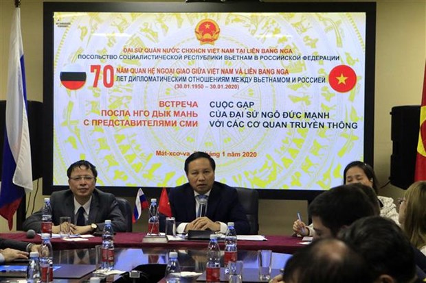 Vietnamese Ambassador to Russia Ngo Duc Manh (centre) speaks at the press conference (Photo: VNA)