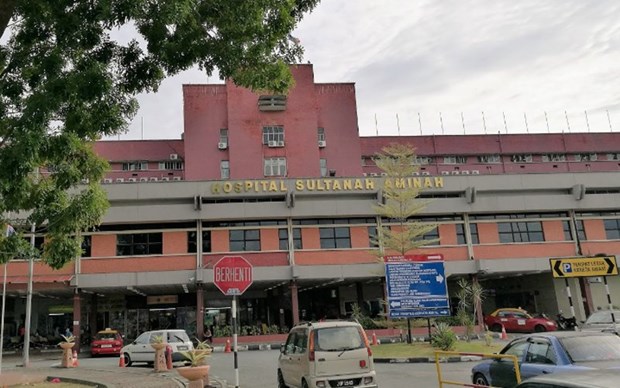 The Chinese couple took their toddler suspected of having been infected with coronavirus out of Sultanah Aminah Hospital. (Source: freemalaysiatoday.com)