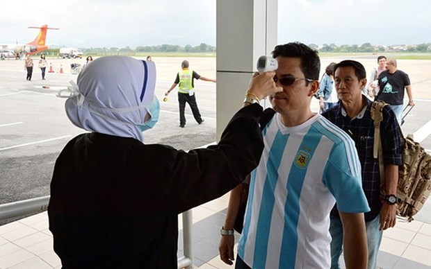 Passengers in Malaysia wait for thermal checks (Photo: freemalaysiatoday)