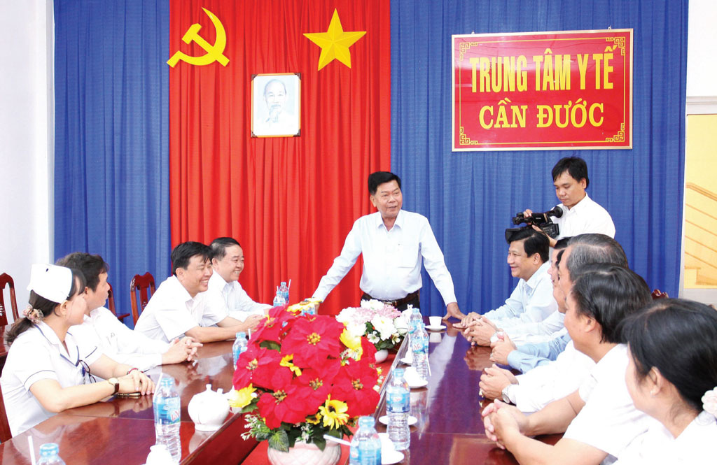 Deputy Secretary of the Provincial Party Committee, Chairman of the Provincial People's Committee - Tran Van Can examines the administrative reform in Can Duoc (Photo: Kim Khanh)