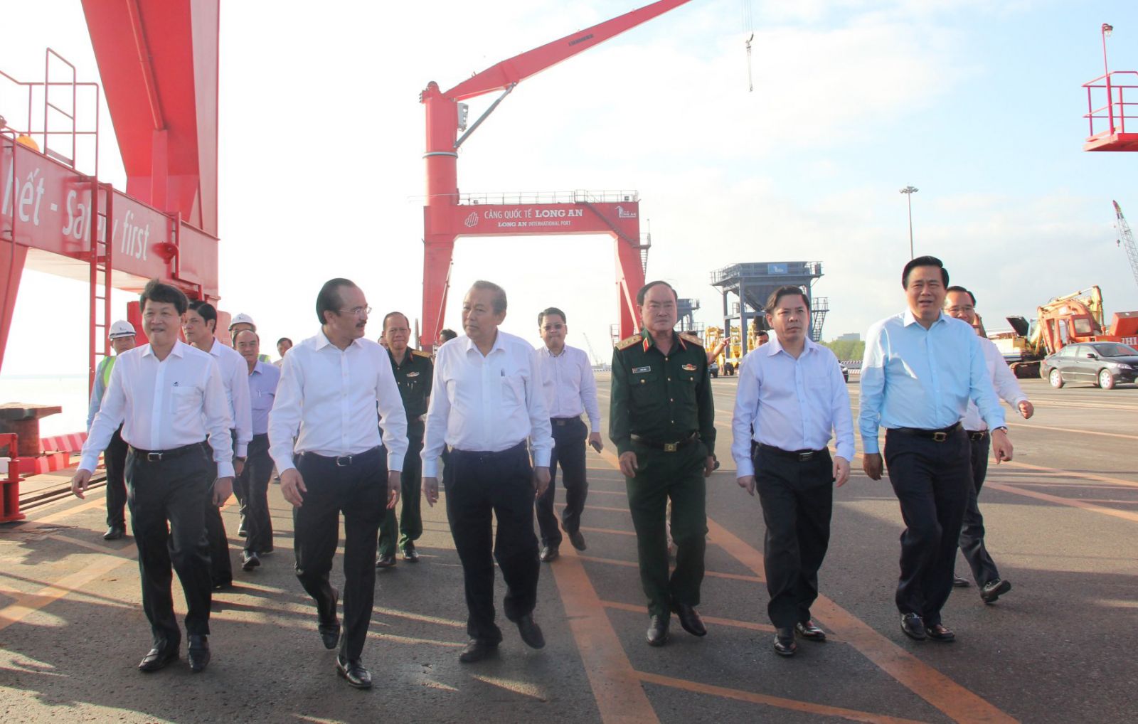 The Government mission delegation and provincial leaders visit the wharves