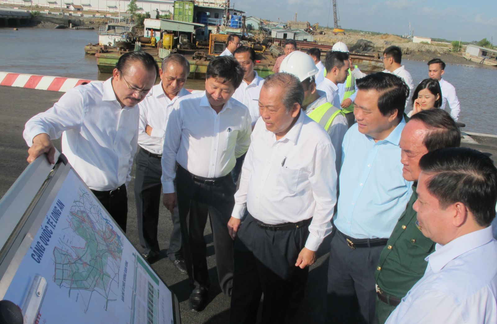 Mr. Vo Quoc Thang - Chairman of the Board of Directors of Dong Tam Group introduced to the Permanent Deputy Prime Minister - Truong Hoa Binh on the planning and development of Long An International Port