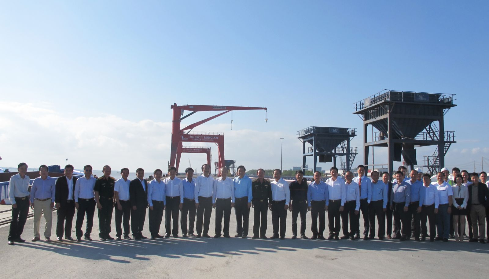 The Government delegation, the provincial and district leaders visit Long An International Port