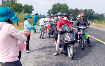 Tân Thạnh: Đoàn Thanh niên xã Nhơn Ninh phát nước miễn phí cho người đi đường