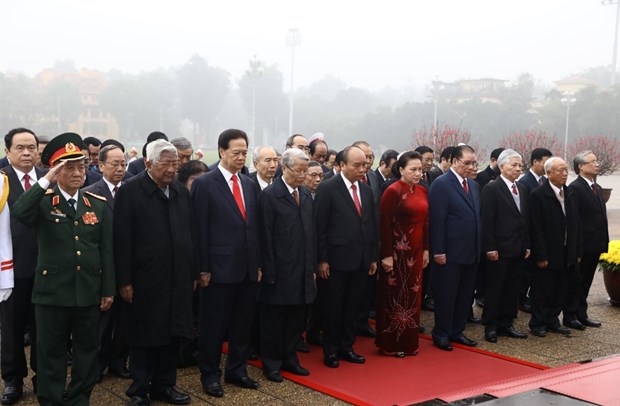 A delegation of leaders of the Party Central Committee, State President, National Assembly, Government and Vietnam Fatherland Front Central Committee paid tribute to President Ho Chi Minh at his mausoleum in Hanoi on February 3. (Photo: VNA)