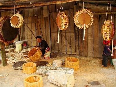 The drum making of Dao Do ethnic people in the northwest province of Lao Cai’s Sa Pa (Source:baochinhphu.vn)