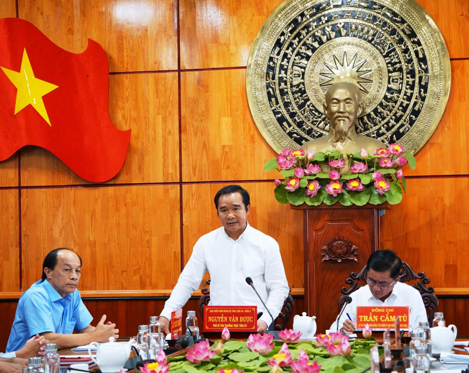 Standing Deputy Secretary of the Provincial Party Committee - Nguyen Van Duoc shares some information at the meeting