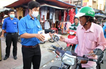 Hàng chục ngàn khẩu trang y tế phát miễn phí cho người dân