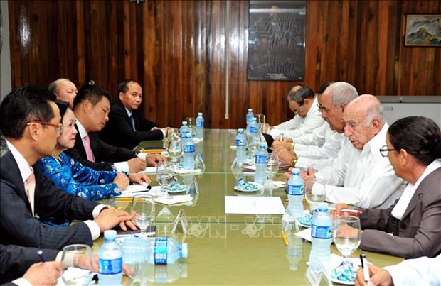 Mai holds talks with Second Secretary of the Central Committee of the Communist Party of Cuba José Ramón Machado Ventura. (Photo: VNA)