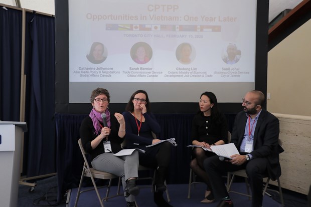 Speakers at the workshop held by the Toronto administration and the Canada-Vietnam Trade Council in Toronto city on February 10 (Photo: VNA)