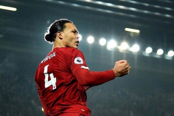 Liverpool tăng lương "khủng" giữ chân Van Dijk