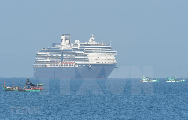 MS Westerdam cruise ship, feared to be carrying passengers infected with the new coronavirus, sails the seas for several days after being refused entry by a number of countries. (Photo: AFP/VNA)