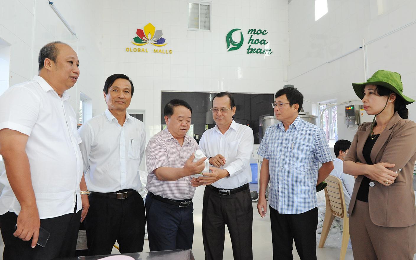 The delegation surveys the production process at Dong Thap Muoi Conservation Research and Pharmaceutical Development Joint Stock Company 