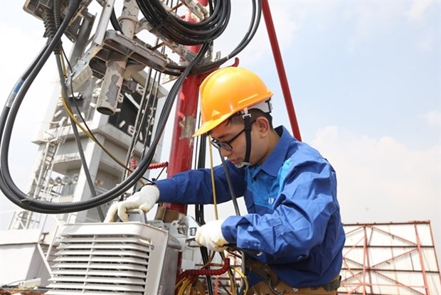 Installing telecommunication infrastructure (Photo: VNA) 