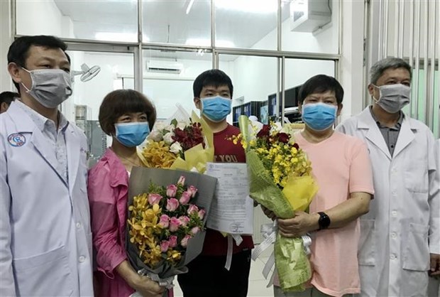 Chinese patient Li Ding, 66 (second from right), one of the two first Covid-19 patients in Vietnam, is discharged from Cho Ray hospital in Ho Chi Minh City on February 12 (Photo: VNA)