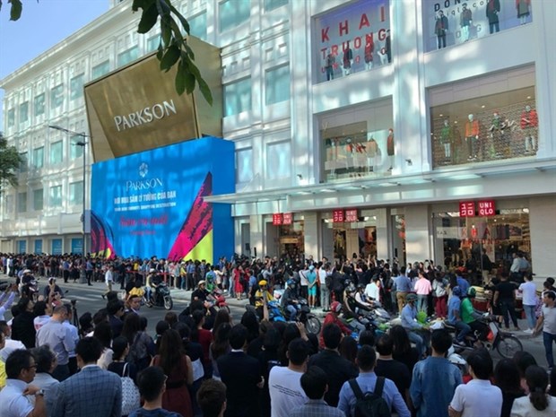 About 2,000 people line up to buy clothing products in the first Japanese Uniqlo store in Vietnam when it first opened in HCM City last December. (Photo cafe)