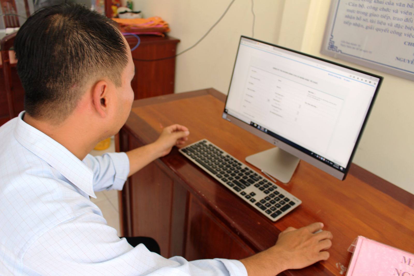 Long An has over 97 percent of cadres, civil servants and officials at all levels equipped with computers to serve their work