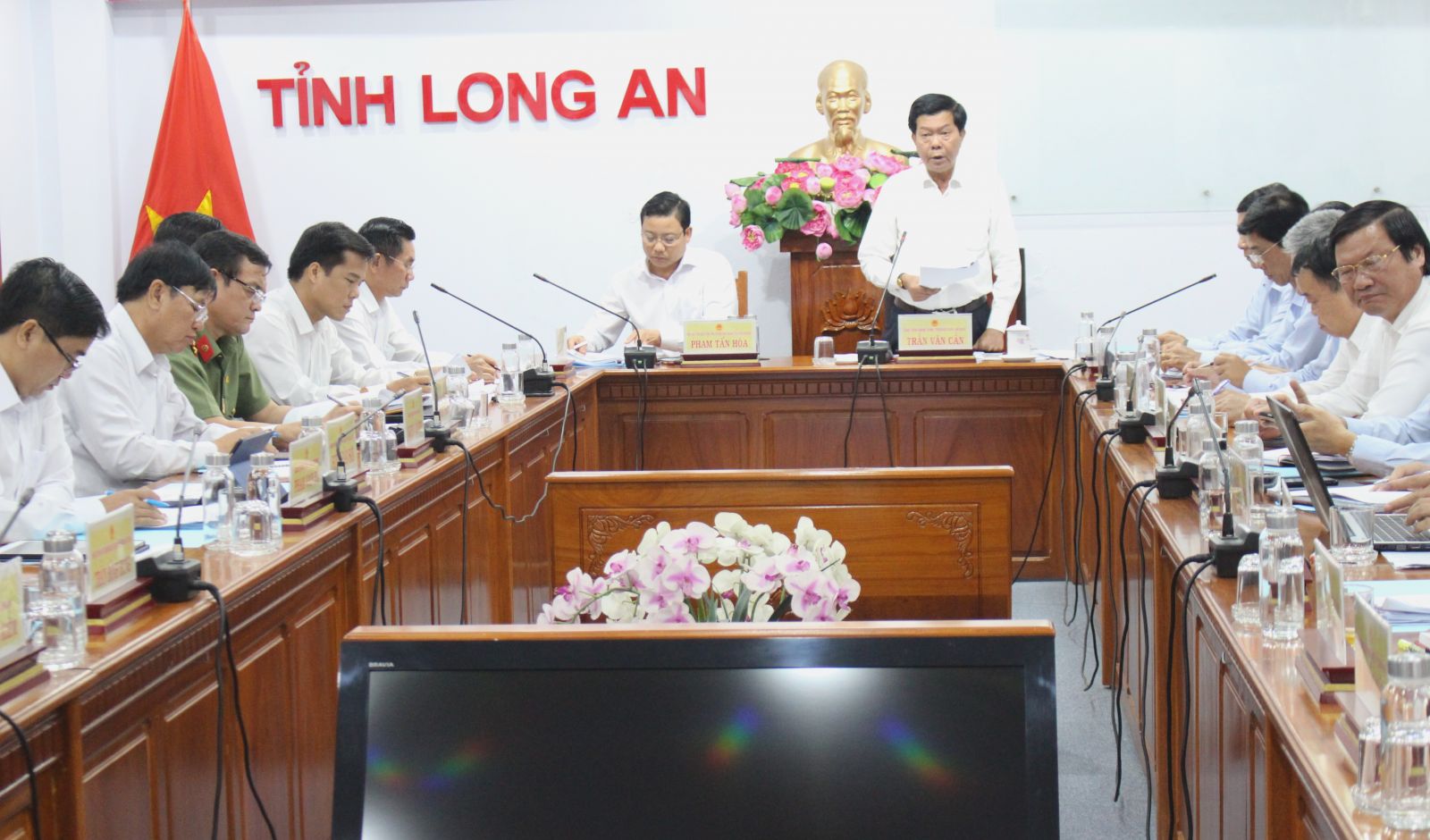 Chairman of the Provincial People's Committee, Head of the Steering Committee for building e-government of the province - Tran Van Can speaks at the conference