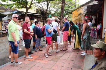 Travel agencies urged not to receive tourists from countries hit by COVID-19