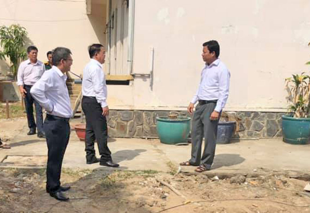 Vice Chairman of Long An Provincial People's Committee - Pham Tan Hoa checks the progress of establishing quarantine area and field hospital