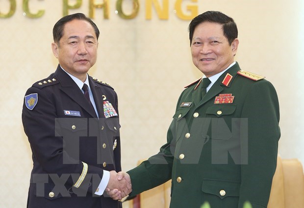 General Ngo Xuan Lich, Minister of National Defence of Vietnam (R) and General Yamazaki Koji, Chief of Staff, Joint Staff of Japan Self-Defence Forces (Photo: VNA)