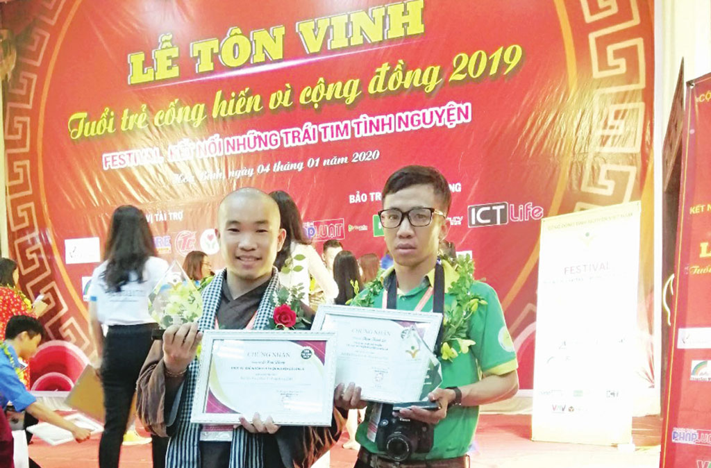 Đại đức Thích An Nhất vinh dự được nhận giải thưởng tôn vinh Tuổi trẻ cống hiến vì cộng đồng của Cộng đồng tình nguyện Việt Nam