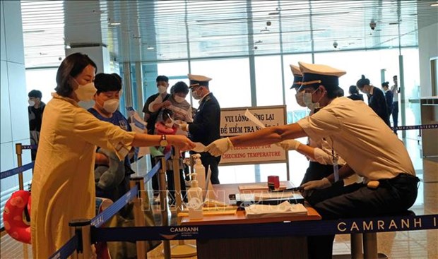 Officers check health declaration forms of passengers at Cam Ranh airport of Khanh Hoa province (Photo: VNA)