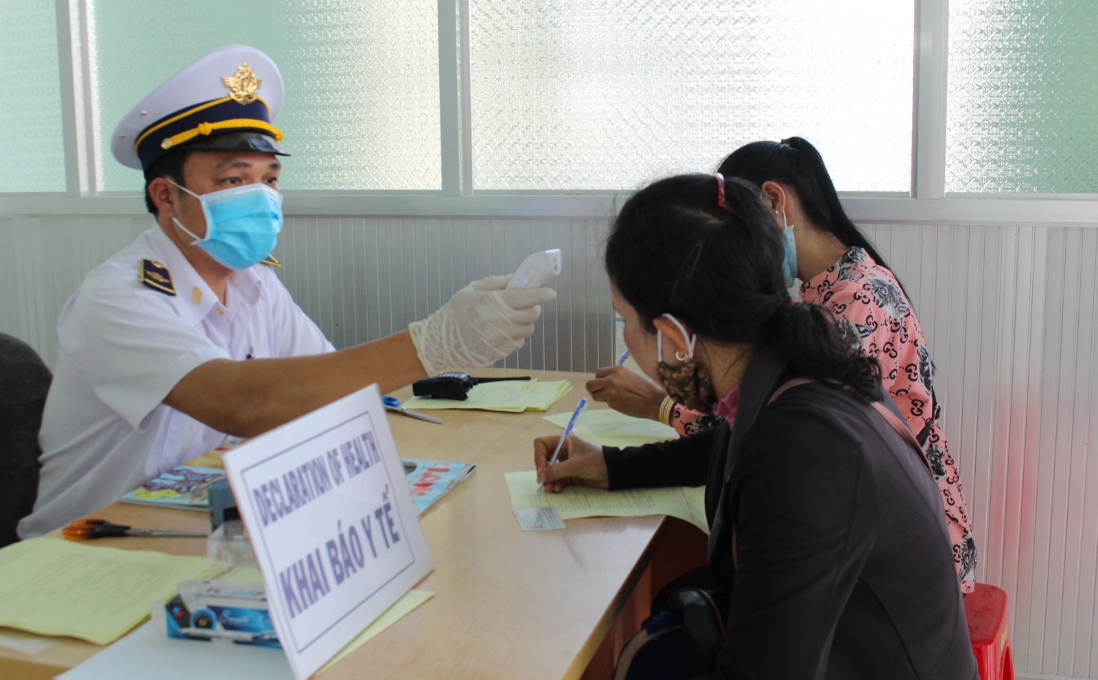 Passengers traveling through the border gate are instructed to make a medical declaration according to regulations