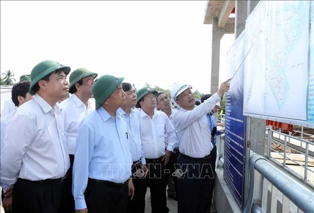 Prime Minister Nguyen Xuan Phuc makes fact-finding tour of Ben Tre province and has a working session with officials of some ministries and the region’s provinces of Ben Tre, Tien Giang, Long An, Kien Giang and Ca Mau on March 8 (Photo: VNA)