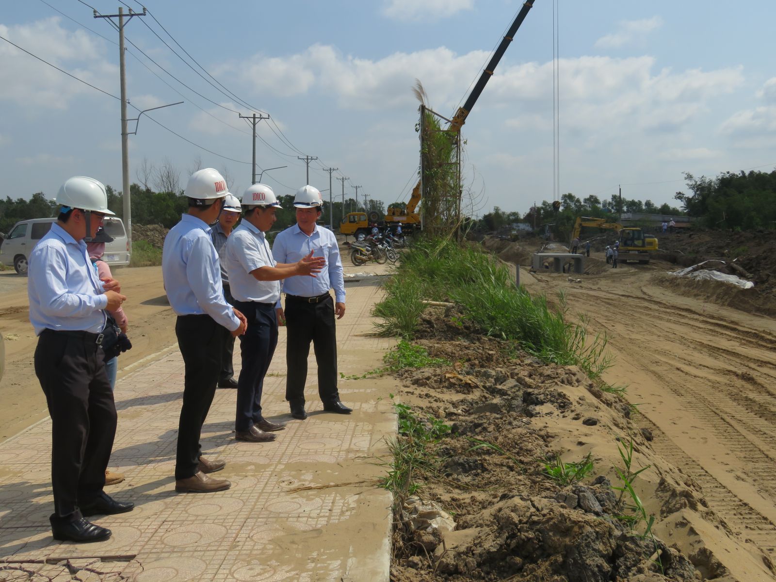 Vice Chairman of Long An People's Committee - Nguyen Van Ut (R) checks the project at the site